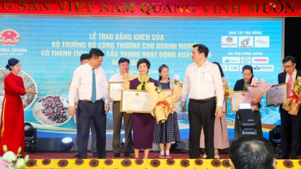 Trà UT vinh dự nhận Bằng khen Bộ trưởng Bộ Công Thương tại Chuỗi chương trình "Tôn vinh Xuất nhập khẩu Việt Nam